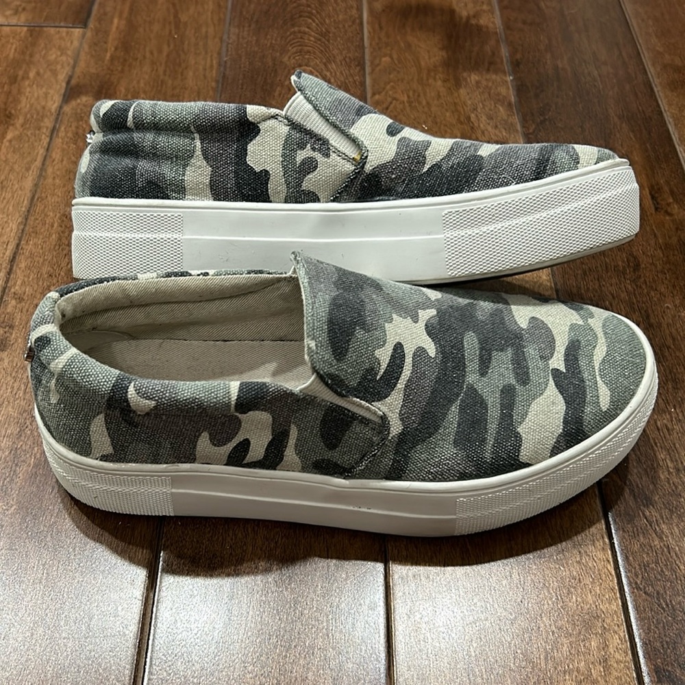STEVE MADDEN WOMEN - GILLS CANVAS SLIP ON SNEAKERS - SIZE 6 - CAMO
